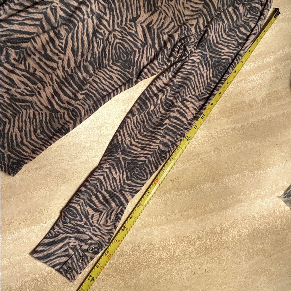 Jane and Delancy Turtleneck sweater, Women's M, Brown & Tan, zebra Print  EUC - Picture 14 of 16
